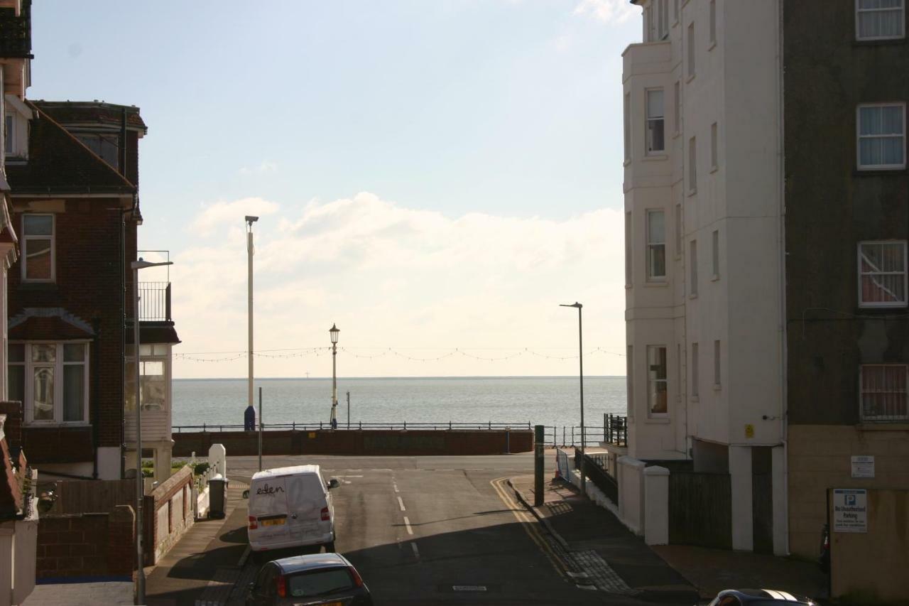 Cambridge House Guest House Eastbourne Oda fotoğraf